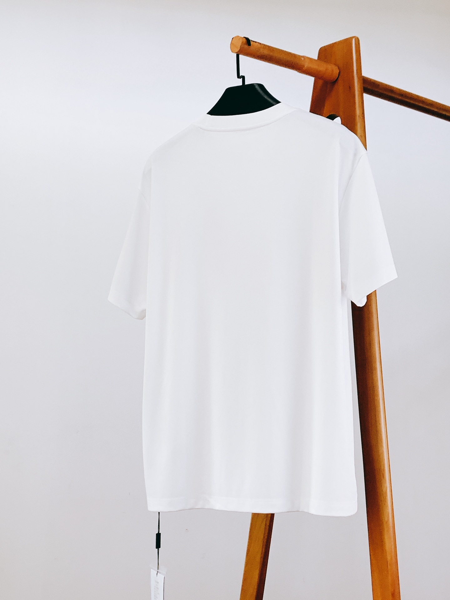 Prada 普拉达 2026SS春夏新品 复古邮差包素描印花短袖👕甄选高支双丝光长绒棉面料，触感软糯细腻
