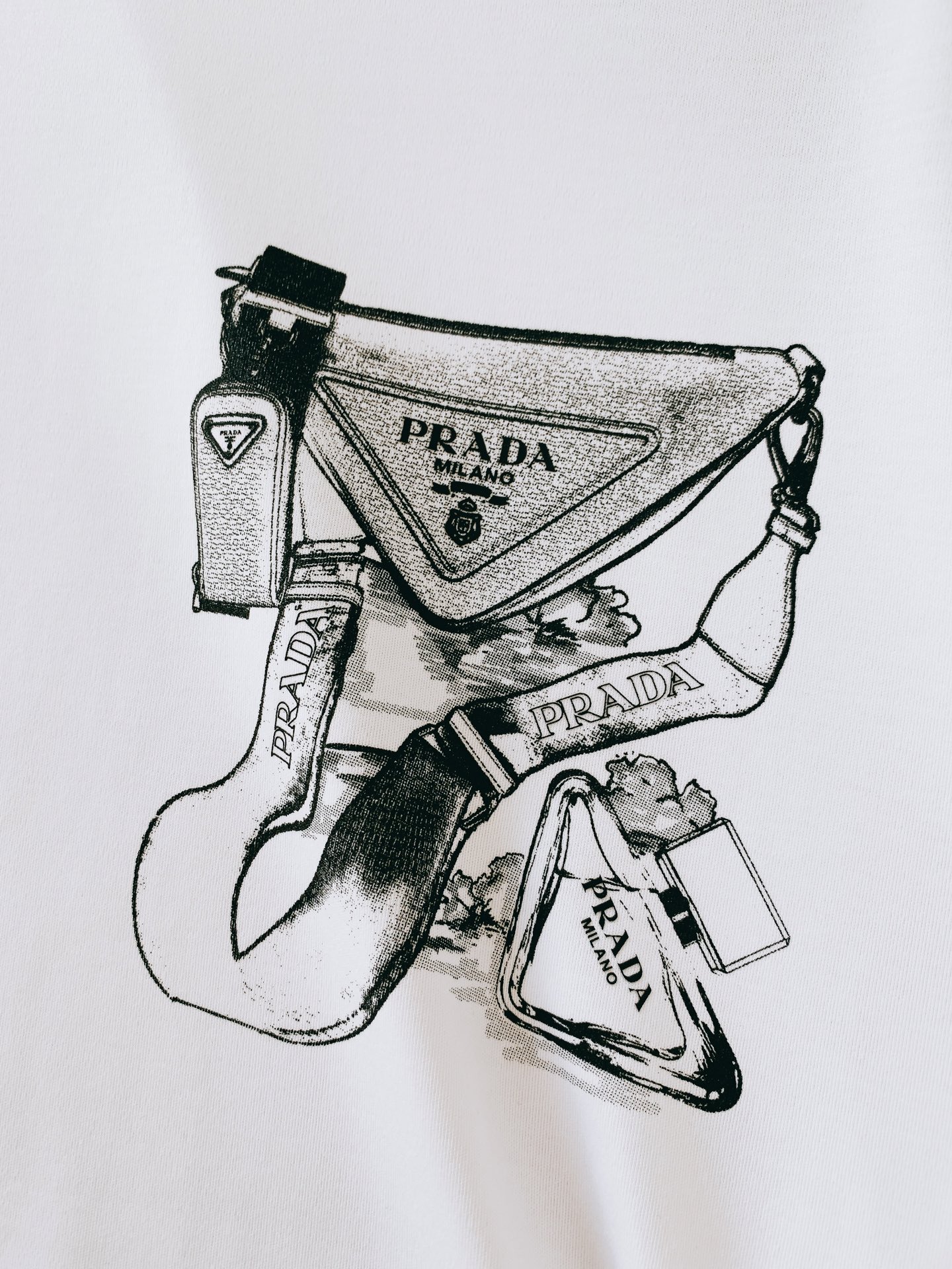 Prada 普拉达 2026SS春夏新品 复古邮差包素描印花短袖👕甄选高支双丝光长绒棉面料，触感软糯细腻