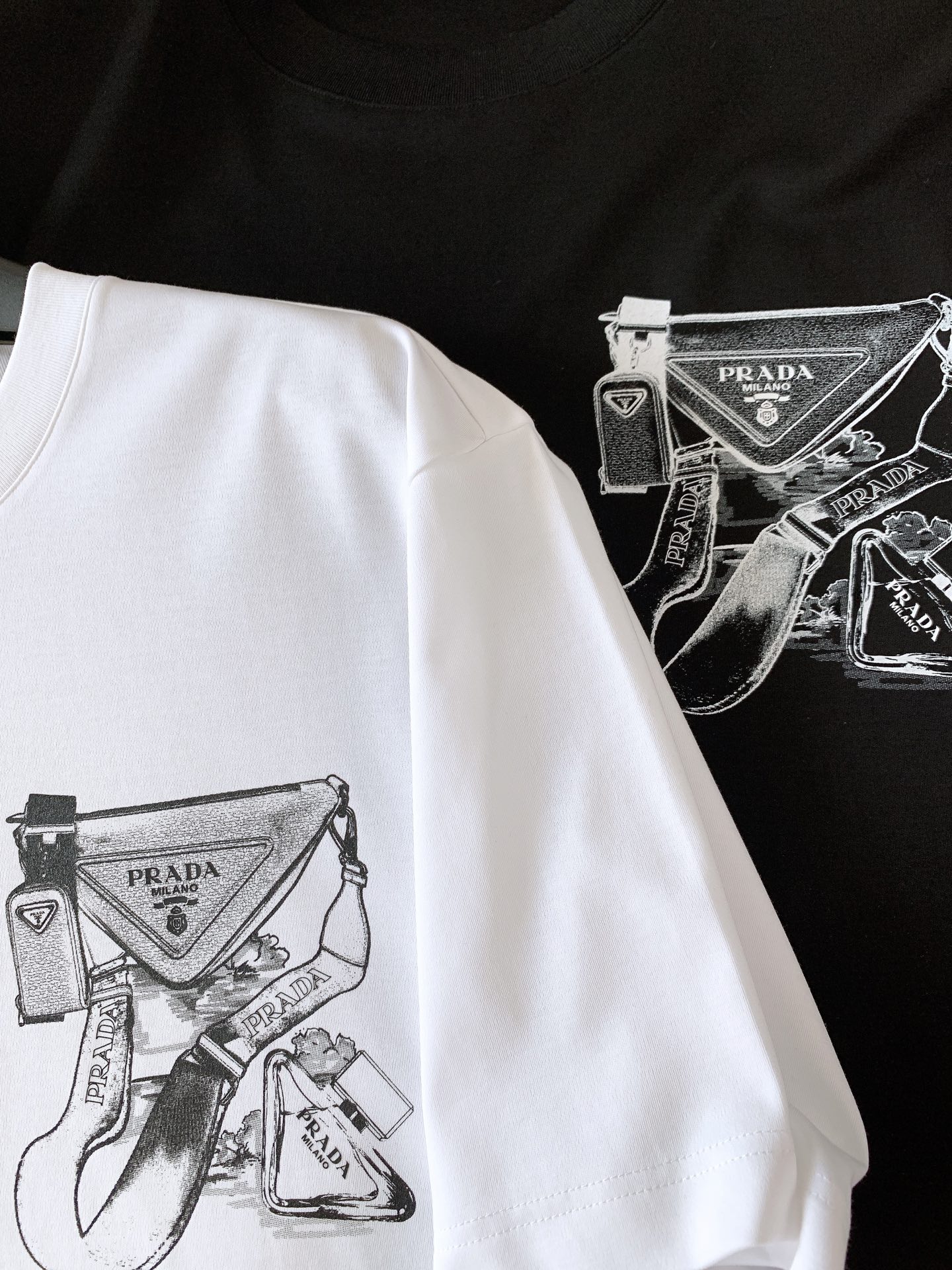 Prada 普拉达 2026SS春夏新品 复古邮差包素描印花短袖👕甄选高支双丝光长绒棉面料，触感软糯细腻