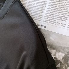 Prada 普拉达 2026SS春夏新品 复古邮差包素描印花短袖👕甄选高支双丝光长绒棉面料,触感软糯细腻 Prada 普拉达 2026SS春夏新品 复古邮差包素描印花短袖👕甄选高支双丝光长绒棉面料,触感软糯细腻