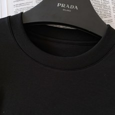 Prada 普拉达 2026SS春夏新品 复古邮差包素描印花短袖👕甄选高支双丝光长绒棉面料,触感软糯细腻 Prada 普拉达 2026SS春夏新品 复古邮差包素描印花短袖👕甄选高支双丝光长绒棉面料,触感软糯细腻