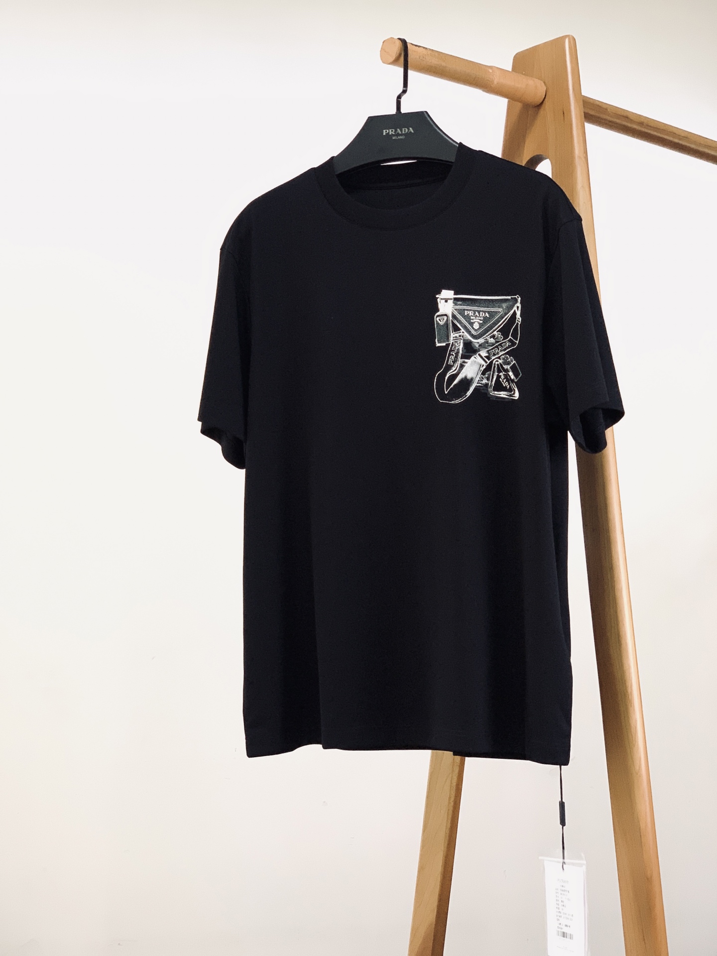 Prada 普拉达 2026SS春夏新品 复古邮差包素描印花短袖👕甄选高支双丝光长绒棉面料，触感软糯细腻