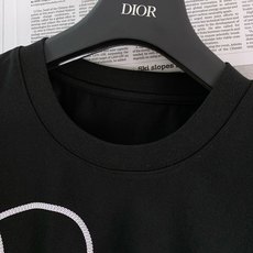 Dior Homme 迪奥·桀傲 2026SS春夏新品 手写签名印花短袖👕甄选高克重双丝光长绒棉面料,触 Dior Homme 迪奥·桀傲 2026SS春夏新品 手写签名印花短袖👕甄选高克重双丝光长绒棉面料,触