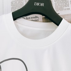 Dior Homme 迪奥·桀傲 2026SS春夏新品 手写签名印花短袖👕甄选高克重双丝光长绒棉面料,触 Dior Homme 迪奥·桀傲 2026SS春夏新品 手写签名印花短袖👕甄选高克重双丝光长绒棉面料,触
