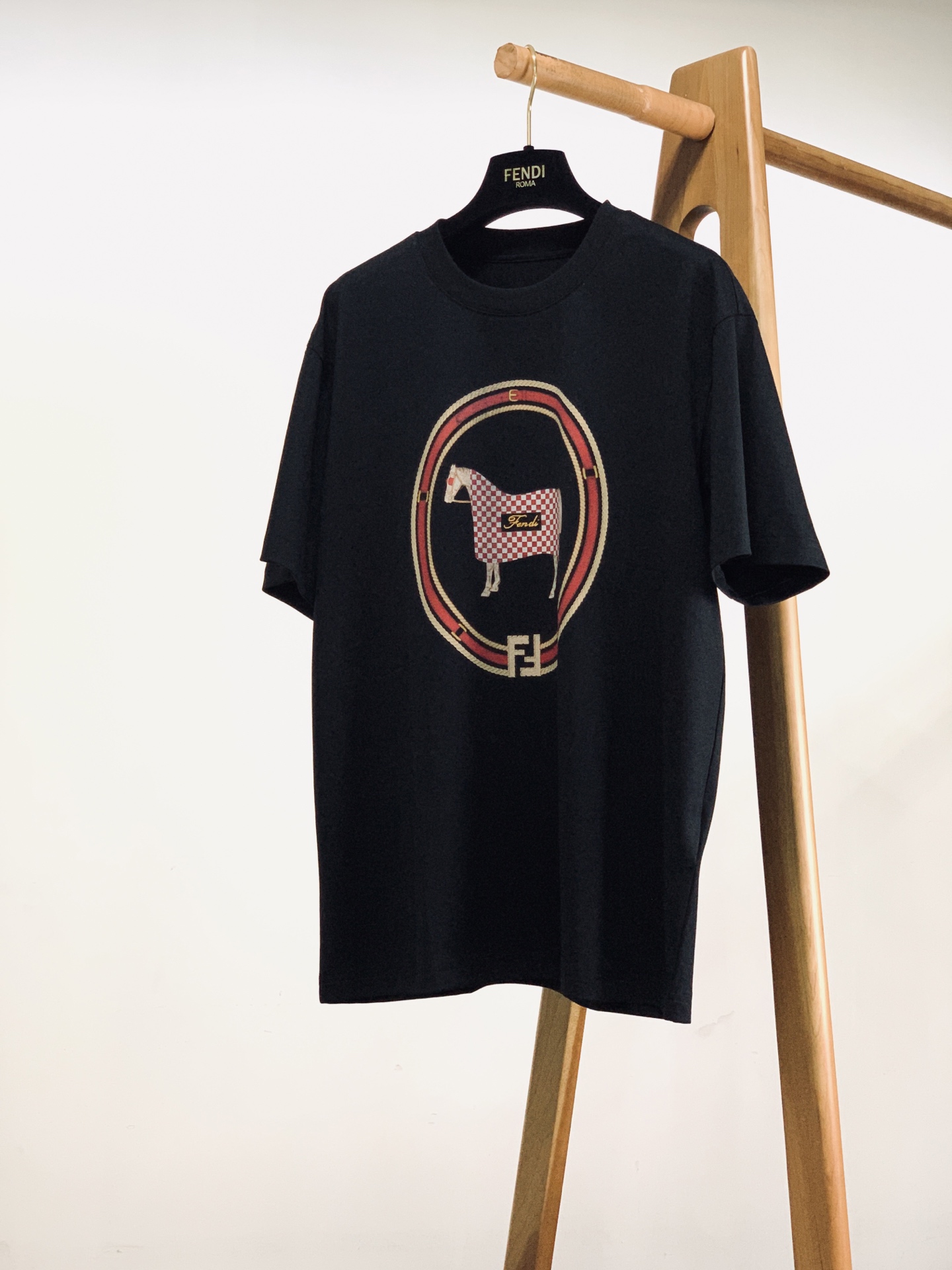 Fendi芬迪 2026SS春夏新品马年限定红格骏马短袖👕甄选240g高支双丝光长绒棉，成衣预水洗软化处