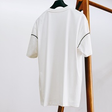Dior Homme 迪奥·桀傲 2026SS春夏新品 手写签名印花短袖👕甄选高克重双丝光长绒棉面料,触 Dior Homme 迪奥·桀傲 2026SS春夏新品 手写签名印花短袖👕甄选高克重双丝光长绒棉面料,触