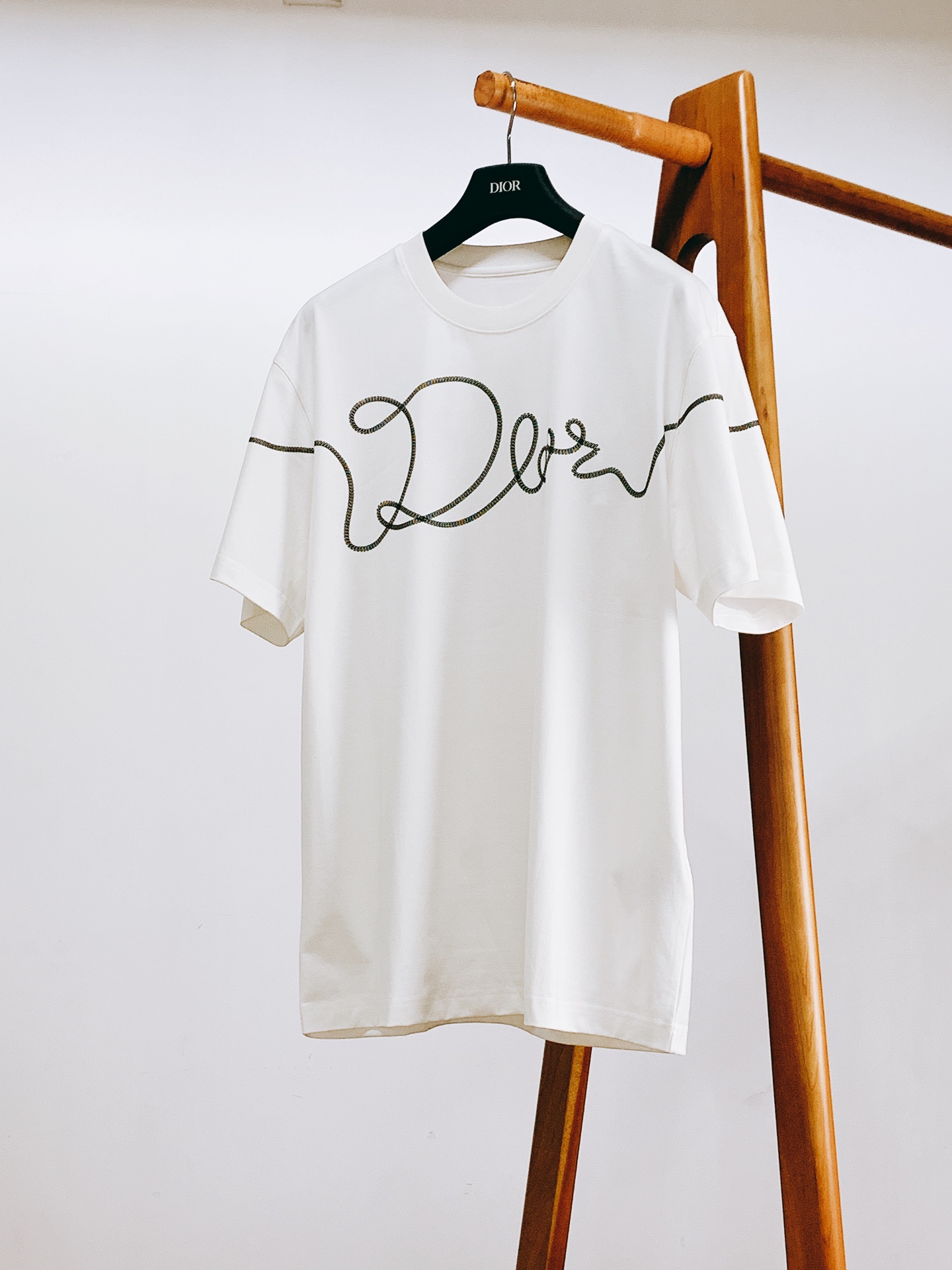 Dior Homme 迪奥·桀傲 2026SS春夏新品 手写签名印花短袖👕甄选高克重双丝光长绒棉面料，触
