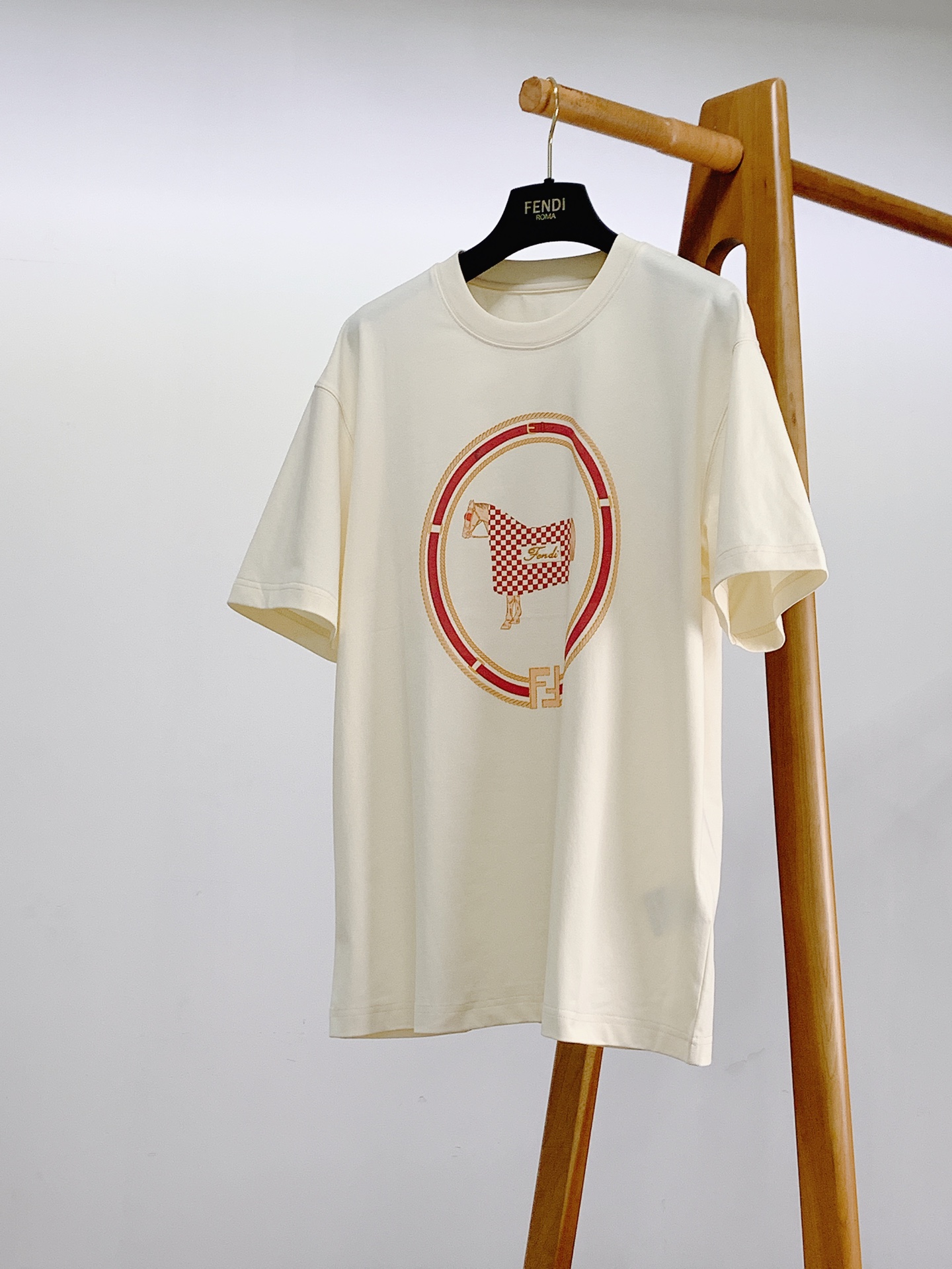 Fendi芬迪 2026SS春夏新品马年限定红格骏马短袖👕甄选240g高支双丝光长绒棉，成衣预水洗软化处