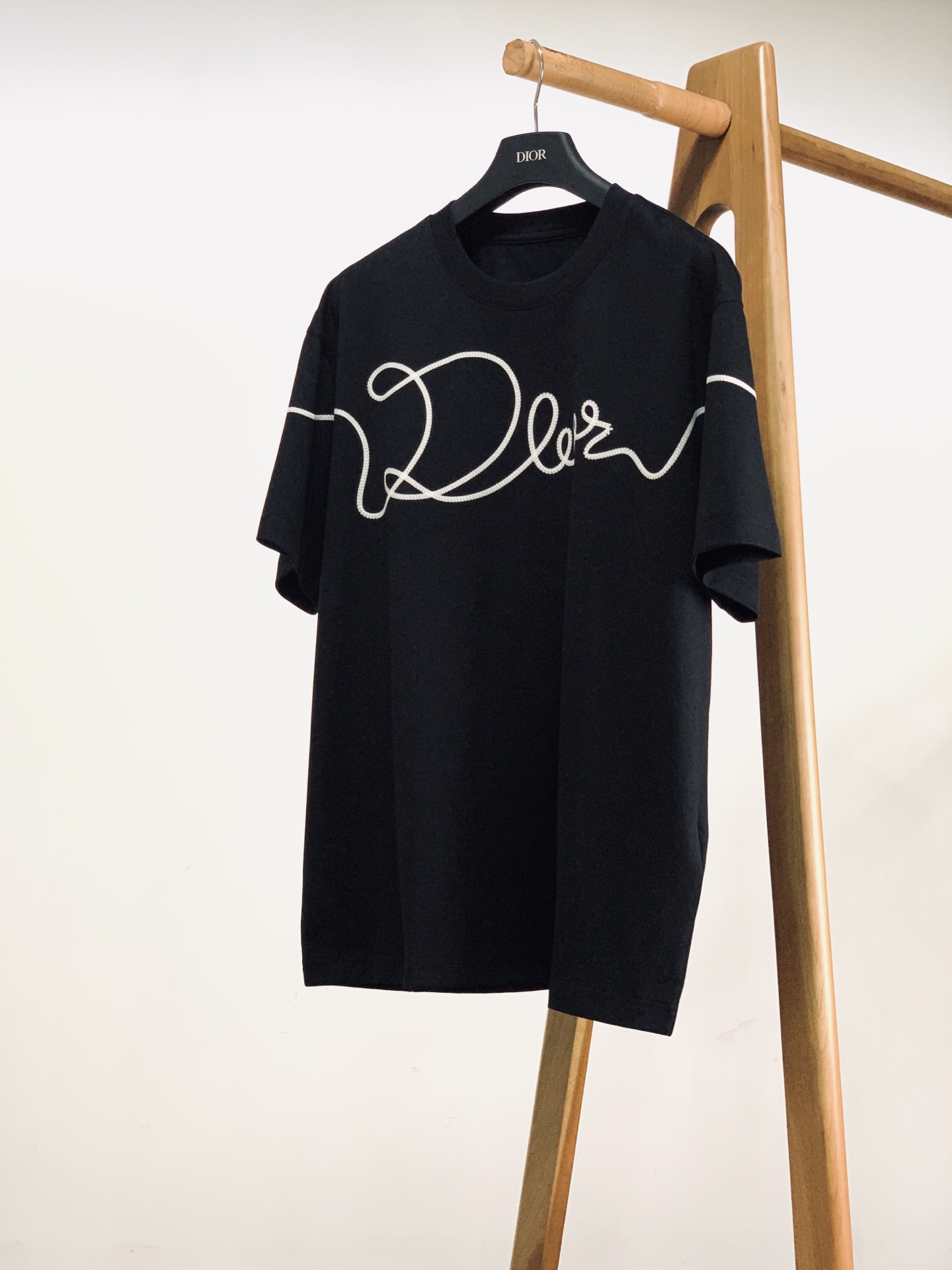 Dior Homme 迪奥·桀傲 2026SS春夏新品 手写签名印花短袖👕甄选高克重双丝光长绒棉面料，触