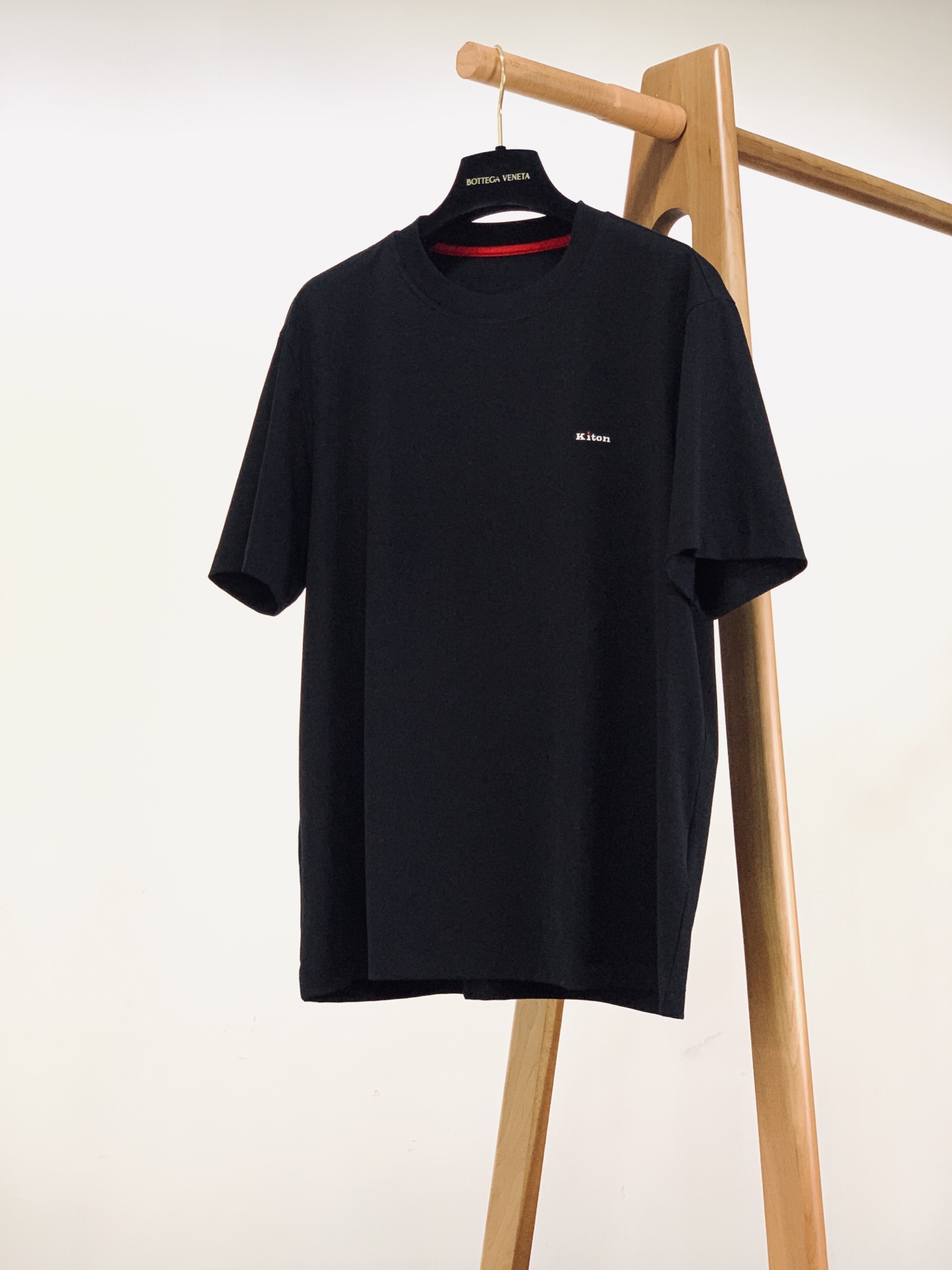 Kiton 奇顿 2026SS春夏新品轻奢基础短袖T恤👕高支液氨长绒棉，丝滑垂顺透气不粘身领口暗藏撞色红