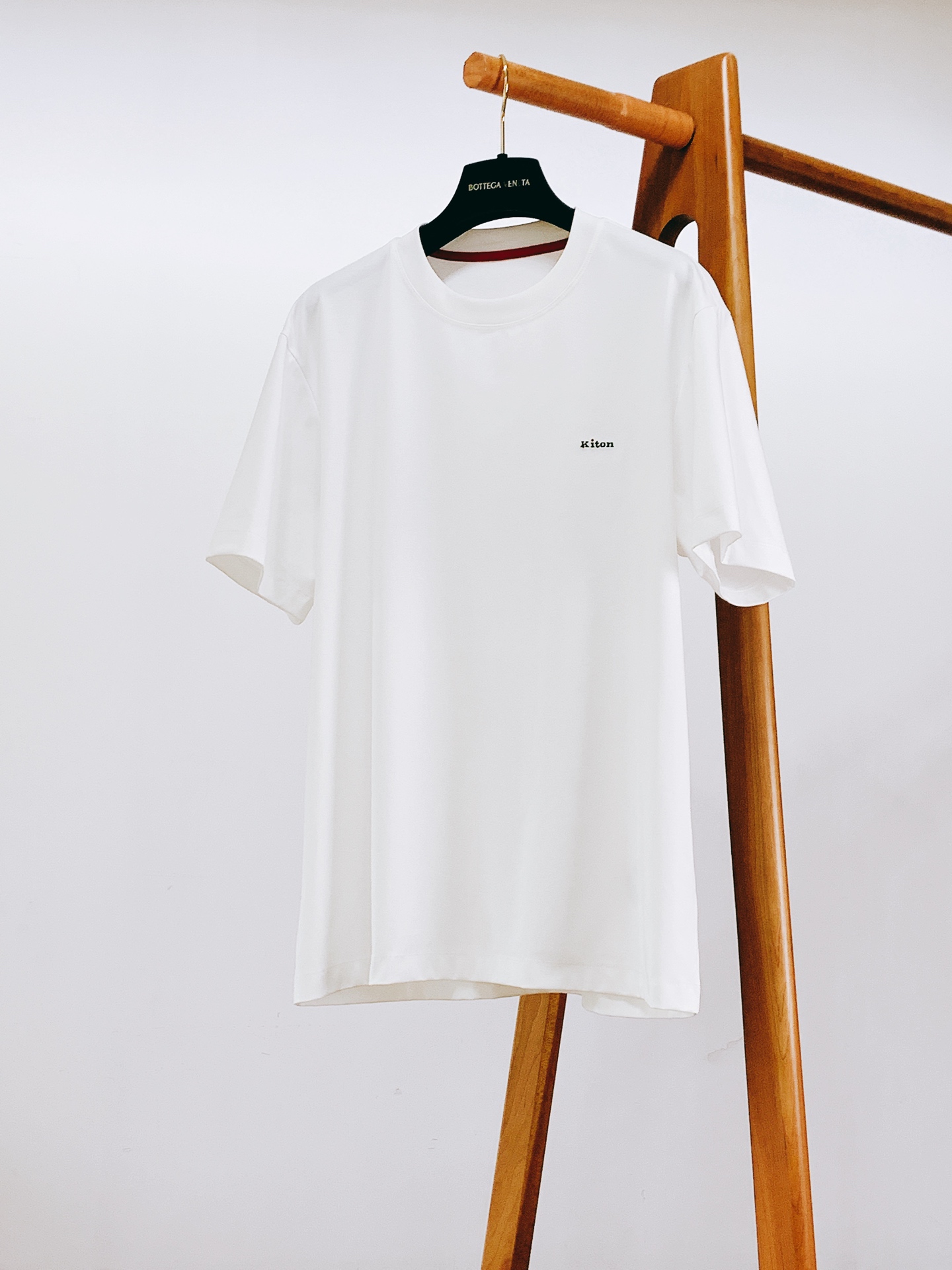 Kiton 奇顿 2026SS春夏新品轻奢基础短袖T恤👕高支液氨长绒棉，丝滑垂顺透气不粘身领口暗藏撞色红