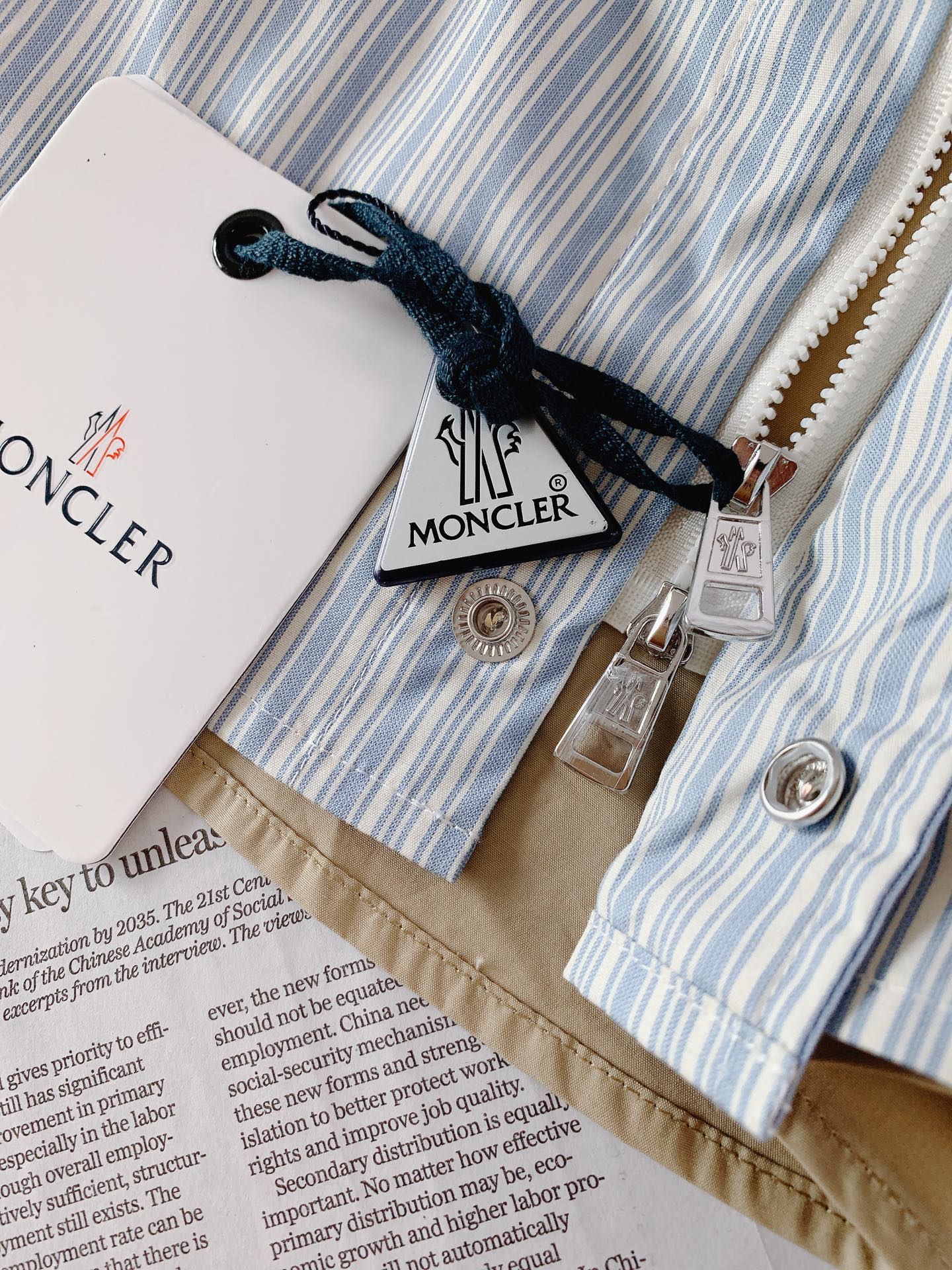 Moncler 蒙口 2026SS春夏新品 条纹拼接衬衫👔衣身主体甄选100%高支色织纯棉府绸，细密蓝白