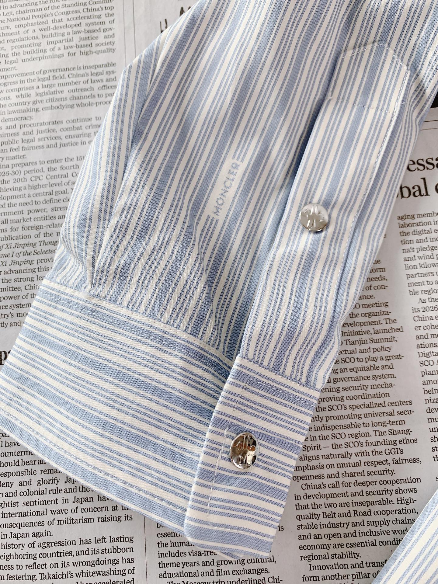 Moncler 蒙口 2026SS春夏新品 条纹拼接衬衫👔衣身主体甄选100%高支色织纯棉府绸，细密蓝白