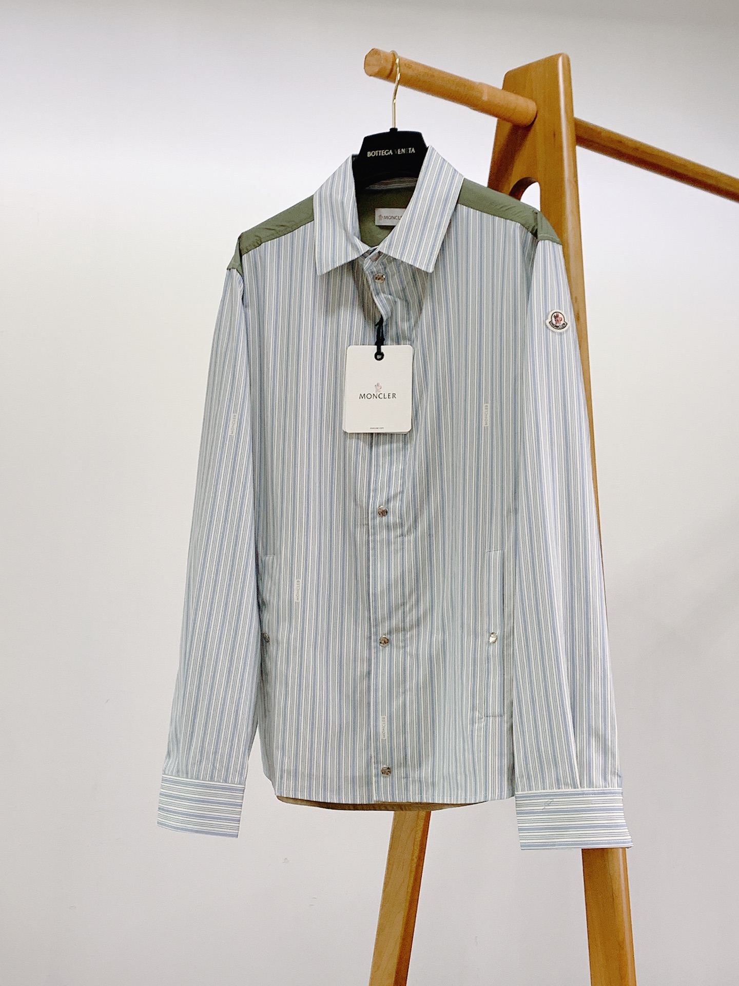Moncler 蒙口 2026SS春夏新品 条纹拼接衬衫👔衣身主体甄选100%高支色织纯棉府绸，细密蓝白
