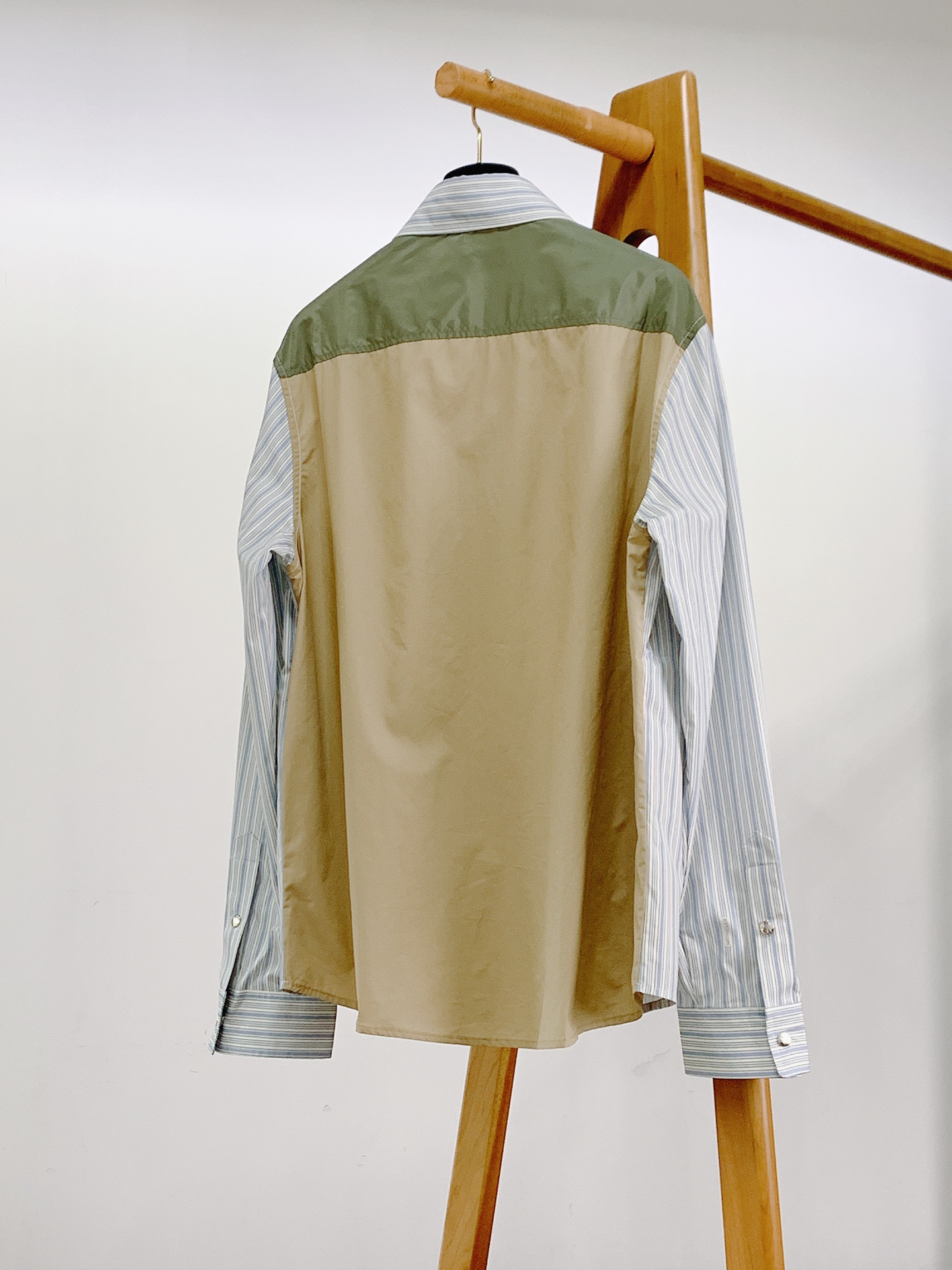 Moncler 蒙口 2026SS春夏新品 条纹拼接衬衫👔衣身主体甄选100%高支色织纯棉府绸，细密蓝白