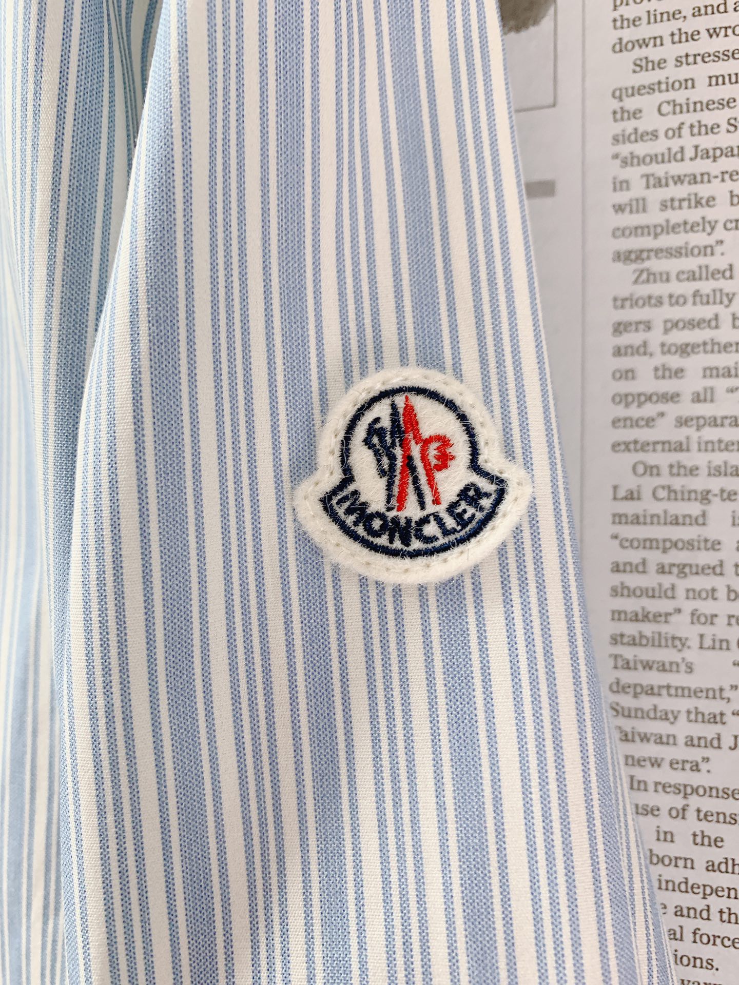 Moncler 蒙口 2026SS春夏新品 条纹拼接衬衫👔衣身主体甄选100%高支色织纯棉府绸，细密蓝白