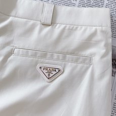 Prada 普拉达 2026SS春夏新品 经典工装五分短裤🩳精选定制高支超薄抗皱机能混纺面料,自带细腻哑 Prada 普拉达 2026SS春夏新品 经典工装五分短裤🩳精选定制高支超薄抗皱机能混纺面料,自带细腻哑