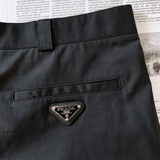 Prada 普拉达 2026SS春夏新品 经典工装五分短裤🩳精选定制高支超薄抗皱机能混纺面料,自带细腻哑 Prada 普拉达 2026SS春夏新品 经典工装五分短裤🩳精选定制高支超薄抗皱机能混纺面料,自带细腻哑