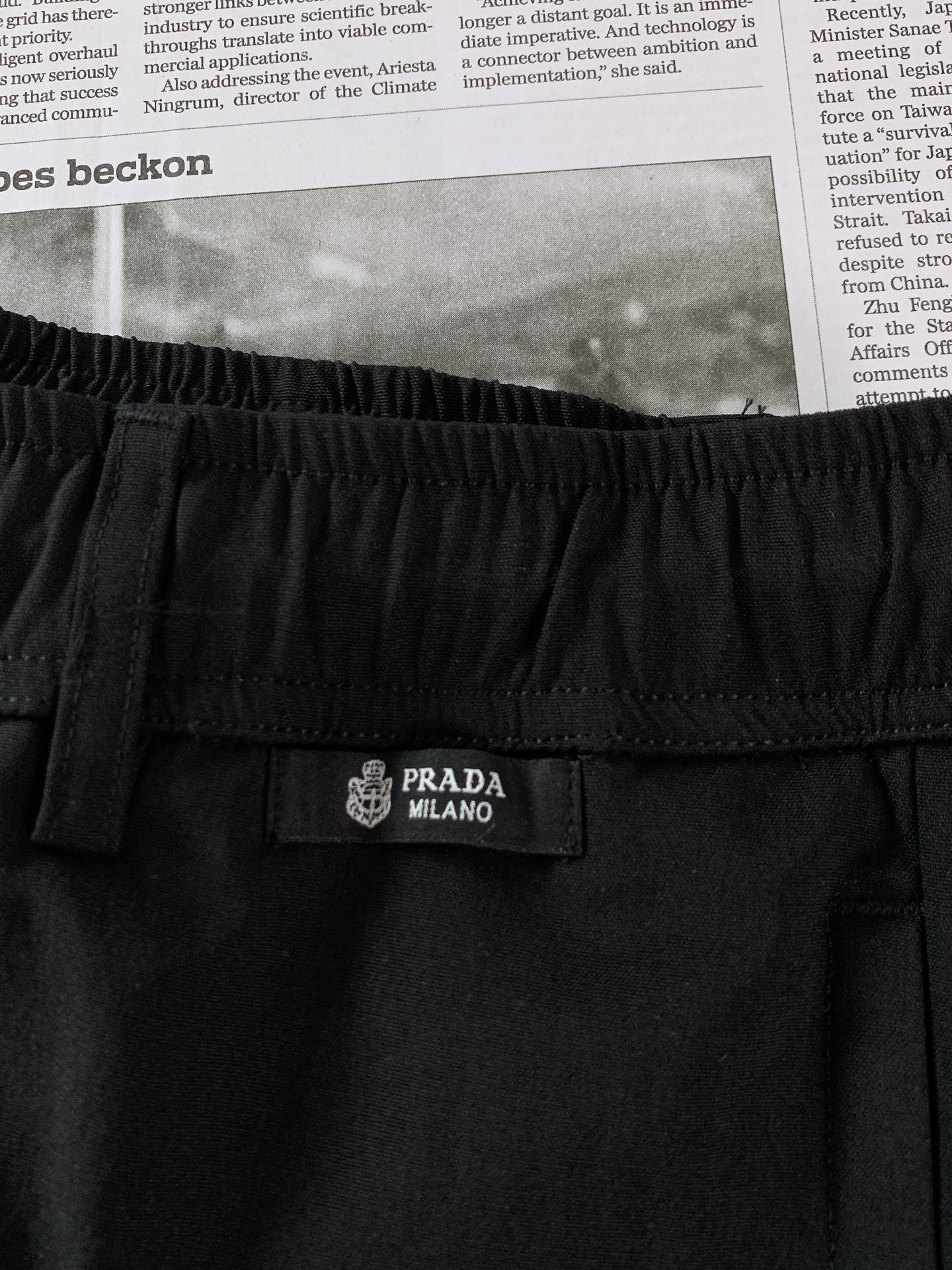 Prada 普拉达 2026SS春夏新品 高端休闲五分短裤🩳甄选定制高密抗皱冰感混纺面料，表层带有细腻柔