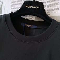 LouisVuitton 路易威登 2026SS春夏新品前后双标识圆领T恤👕甄选定制高支双股长绒精梳棉, LouisVuitton 路易威登 2026SS春夏新品前后双标识圆领T恤👕甄选定制高支双股长绒精梳棉,