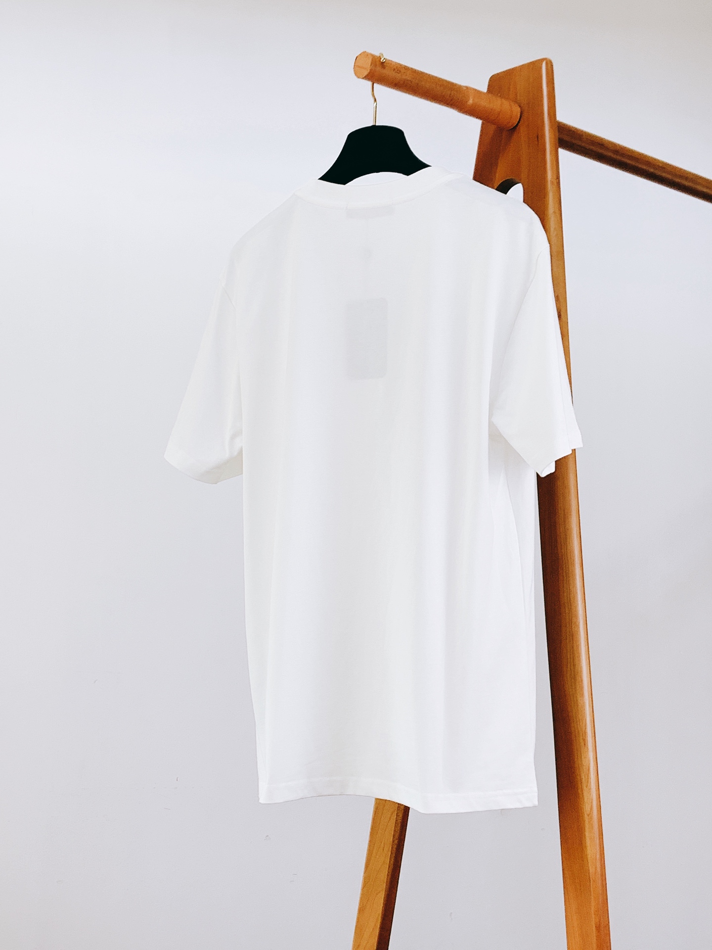 LoroPiana L.P SS春夏新品经典标识短袖👕源自意大利高端面料工艺，甄选高支双股丝光长绒棉，经