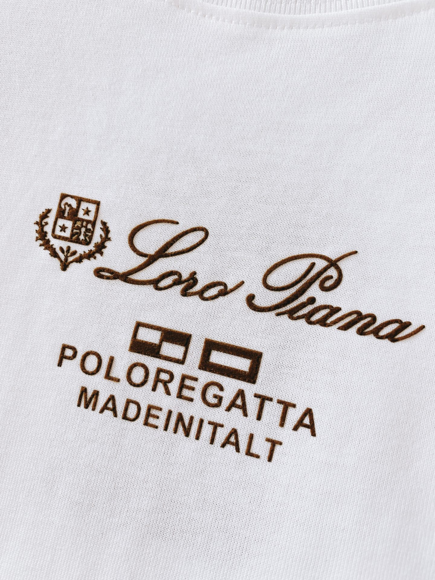 LoroPiana L.P SS春夏新品经典标识短袖👕源自意大利高端面料工艺，甄选高支双股丝光长绒棉，经