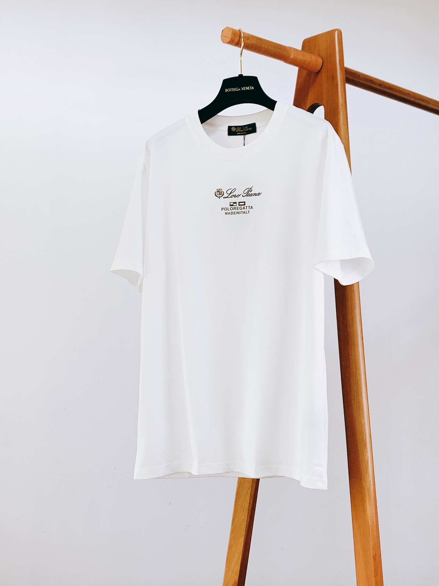 LoroPiana L.P SS春夏新品经典标识短袖👕源自意大利高端面料工艺，甄选高支双股丝光长绒棉，经