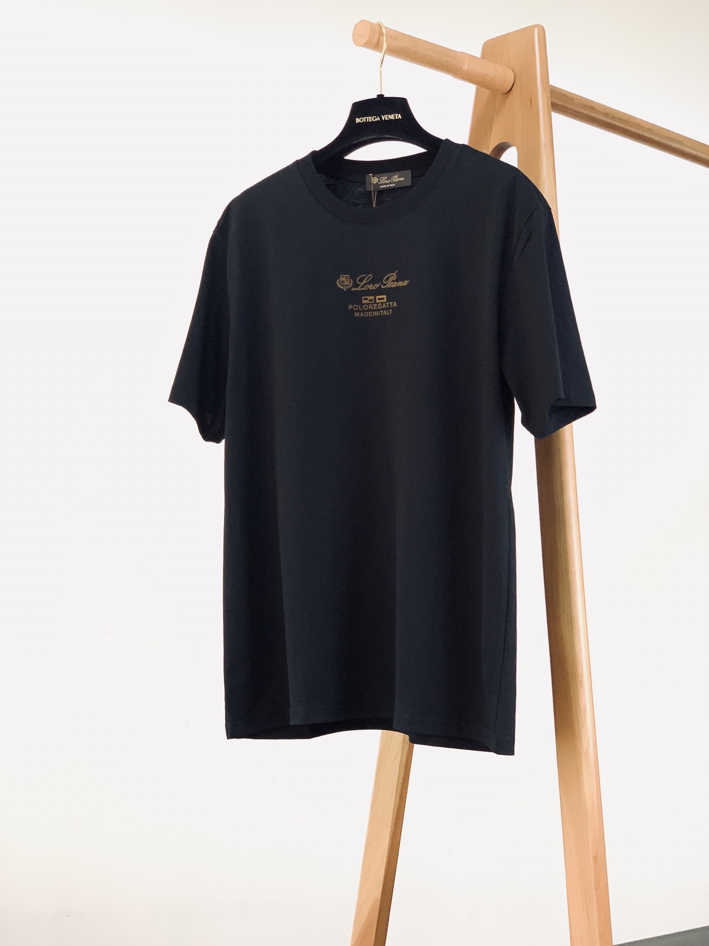 LoroPiana L.P SS春夏新品经典标识短袖👕源自意大利高端面料工艺，甄选高支双股丝光长绒棉，经