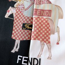 Fendi 芬迪 2026SS春夏新品 马年限定马术T恤👕高支丝光棉软糯亲肤,胸前三层骏马数码印花融合经 Fendi 芬迪 2026SS春夏新品 马年限定马术T恤👕高支丝光棉软糯亲肤,胸前三层骏马数码印花融合经