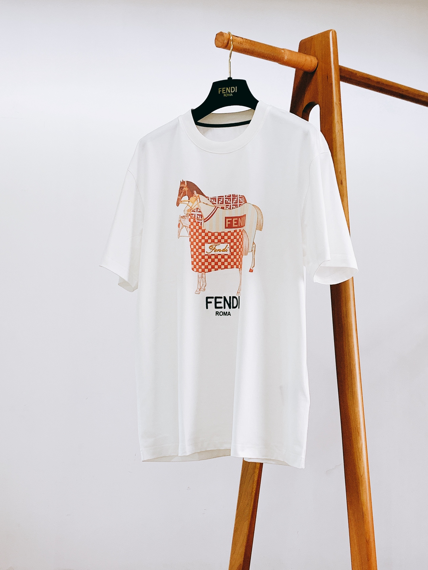 Fendi 芬迪 2026SS春夏新品 马年限定马术T恤👕高支丝光棉软糯亲肤，胸前三层骏马数码印花融合经