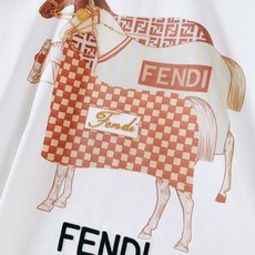 Fendi 芬迪 2026SS春夏新品 马年限定马术T恤👕高支丝光棉软糯亲肤,胸前三层骏马数码印花融合经 Fendi 芬迪 2026SS春夏新品 马年限定马术T恤👕高支丝光棉软糯亲肤,胸前三层骏马数码印花融合经