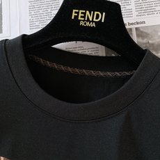 Fendi 芬迪 2026SS春夏新品 马年限定马术T恤👕高支丝光棉软糯亲肤,胸前三层骏马数码印花融合经 Fendi 芬迪 2026SS春夏新品 马年限定马术T恤👕高支丝光棉软糯亲肤,胸前三层骏马数码印花融合经