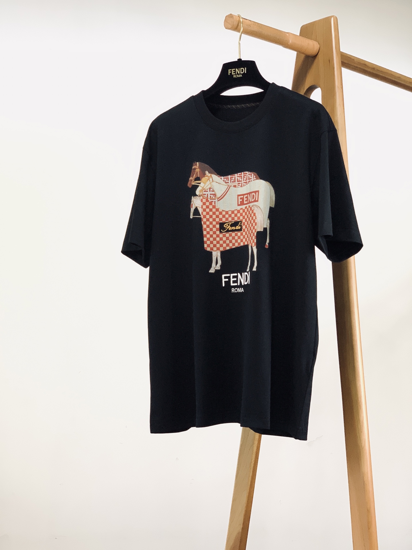 Fendi 芬迪 2026SS春夏新品 马年限定马术T恤👕高支丝光棉软糯亲肤，胸前三层骏马数码印花融合经
