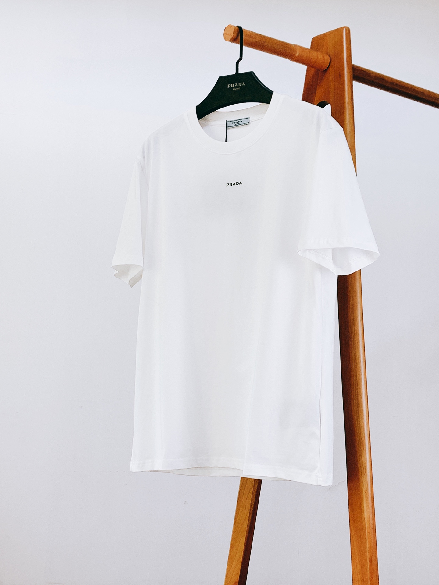 Prada 普拉达 2026SS春夏新品 基础字母标识短袖👕甄选液氨工艺高支双股精梳棉打造，面料厚实顺滑