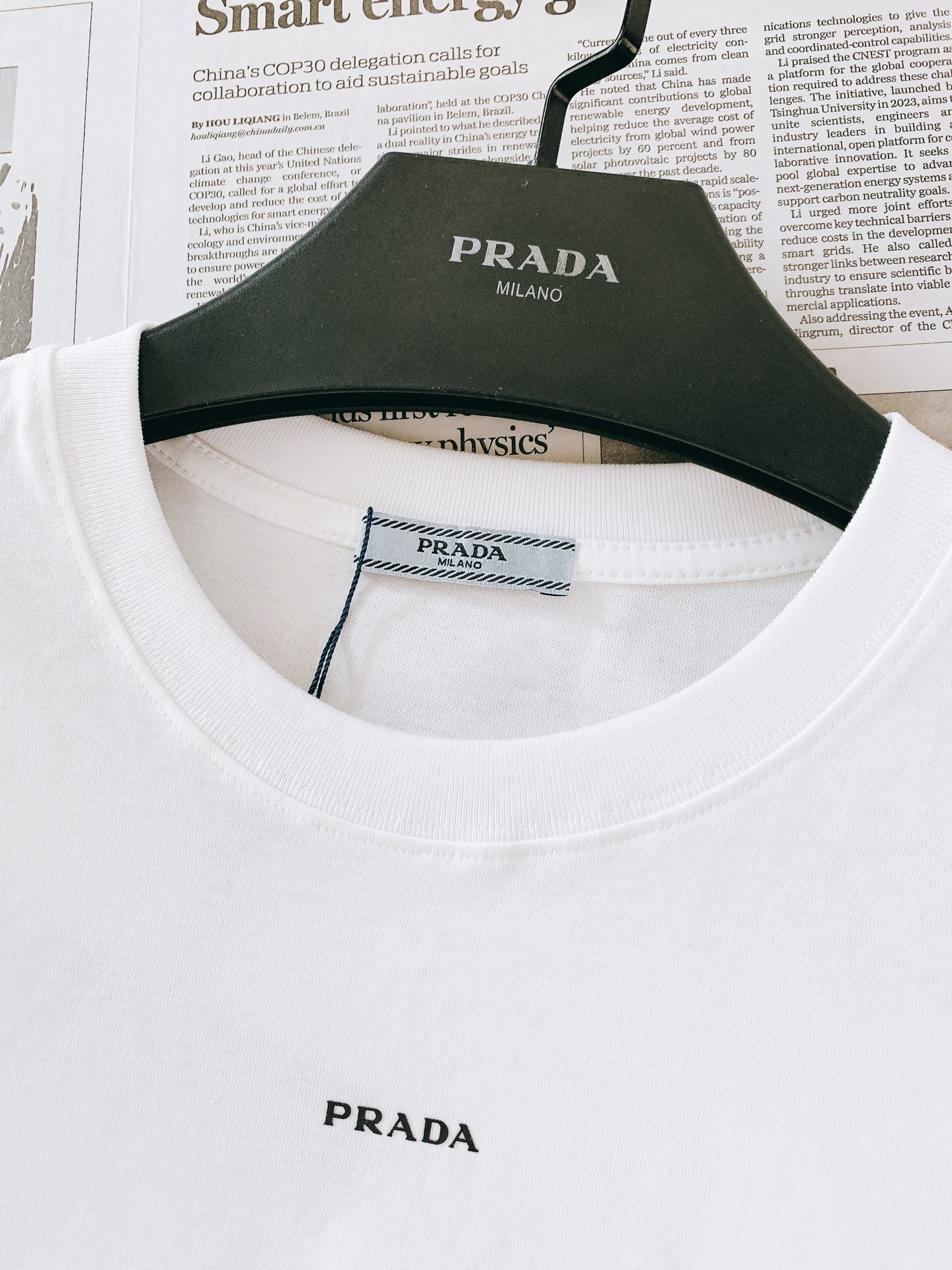 Prada 普拉达 2026SS春夏新品 基础字母标识短袖👕甄选液氨工艺高支双股精梳棉打造，面料厚实顺滑