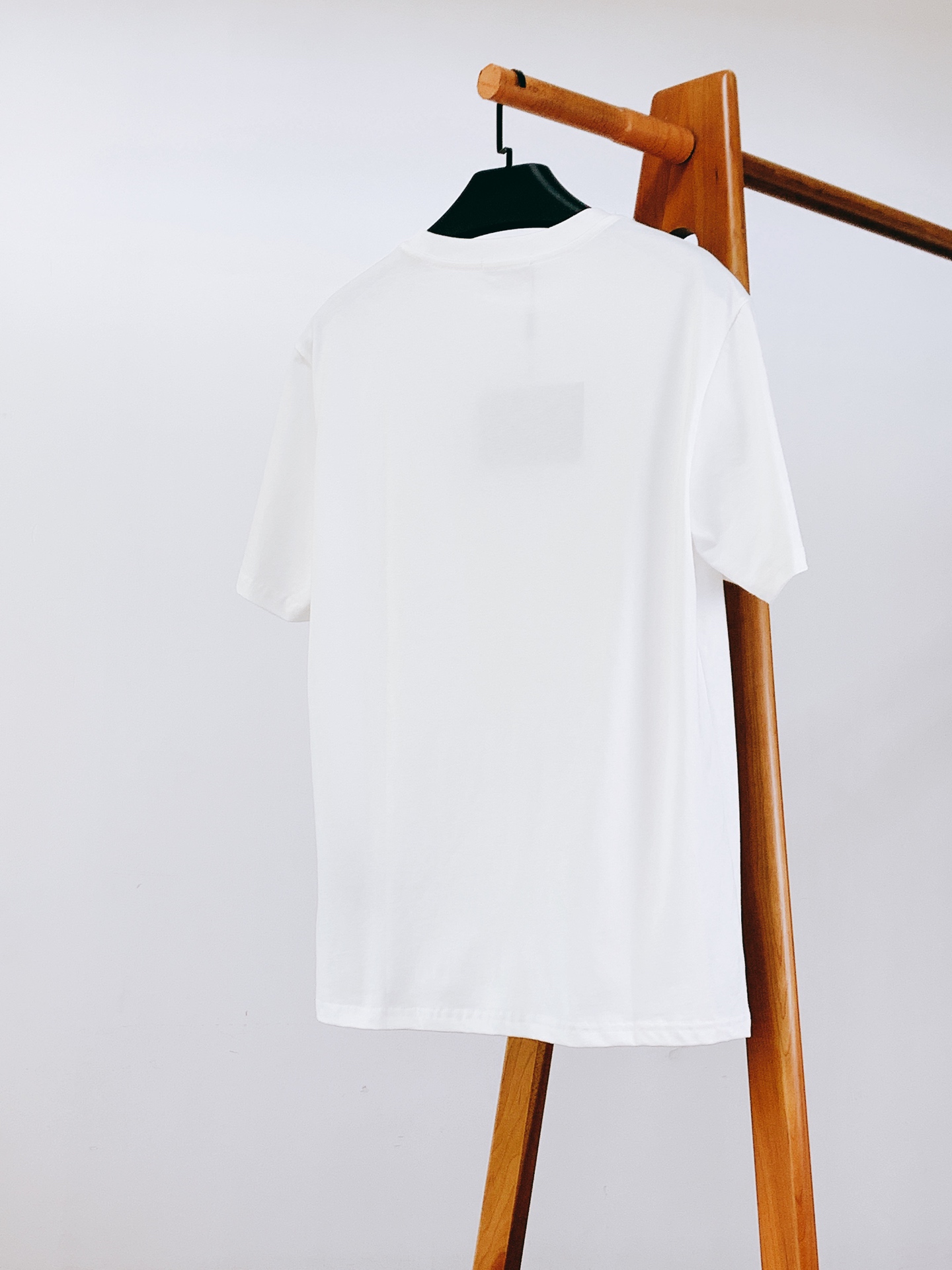 Prada 普拉达 2026SS春夏新品 基础字母标识短袖👕甄选液氨工艺高支双股精梳棉打造，面料厚实顺滑