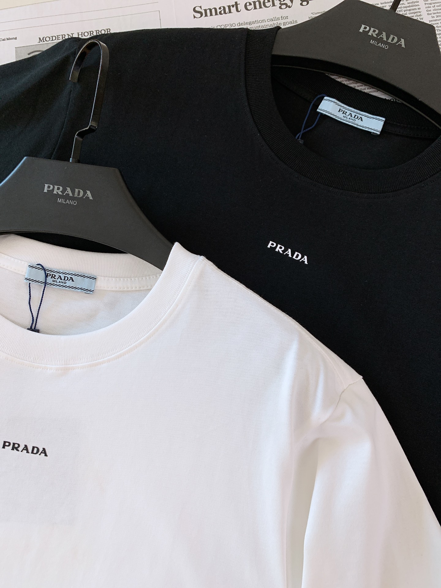Prada 普拉达 2026SS春夏新品 基础字母标识短袖👕甄选液氨工艺高支双股精梳棉打造，面料厚实顺滑