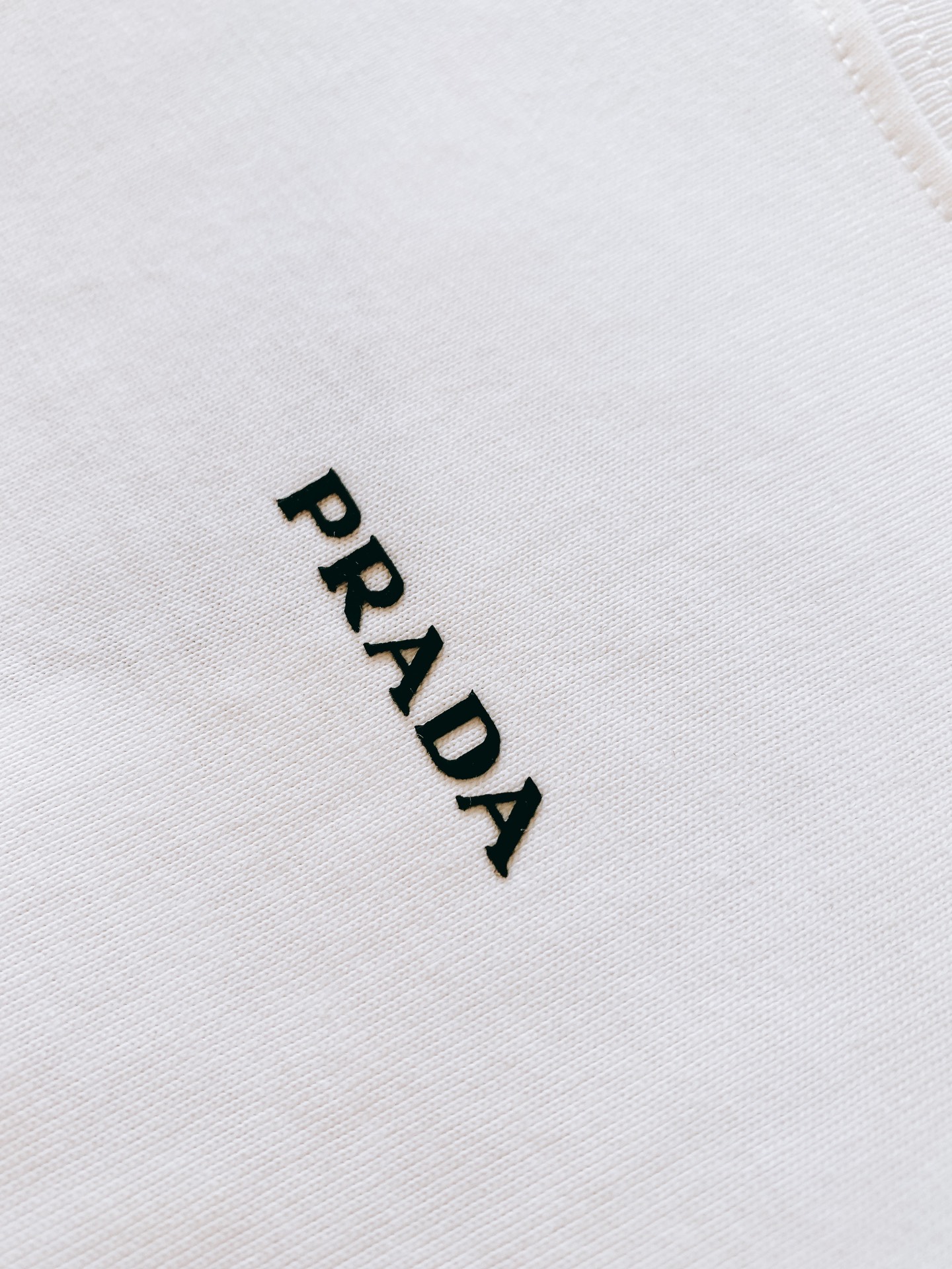 Prada 普拉达 2026SS春夏新品 基础字母标识短袖👕甄选液氨工艺高支双股精梳棉打造，面料厚实顺滑