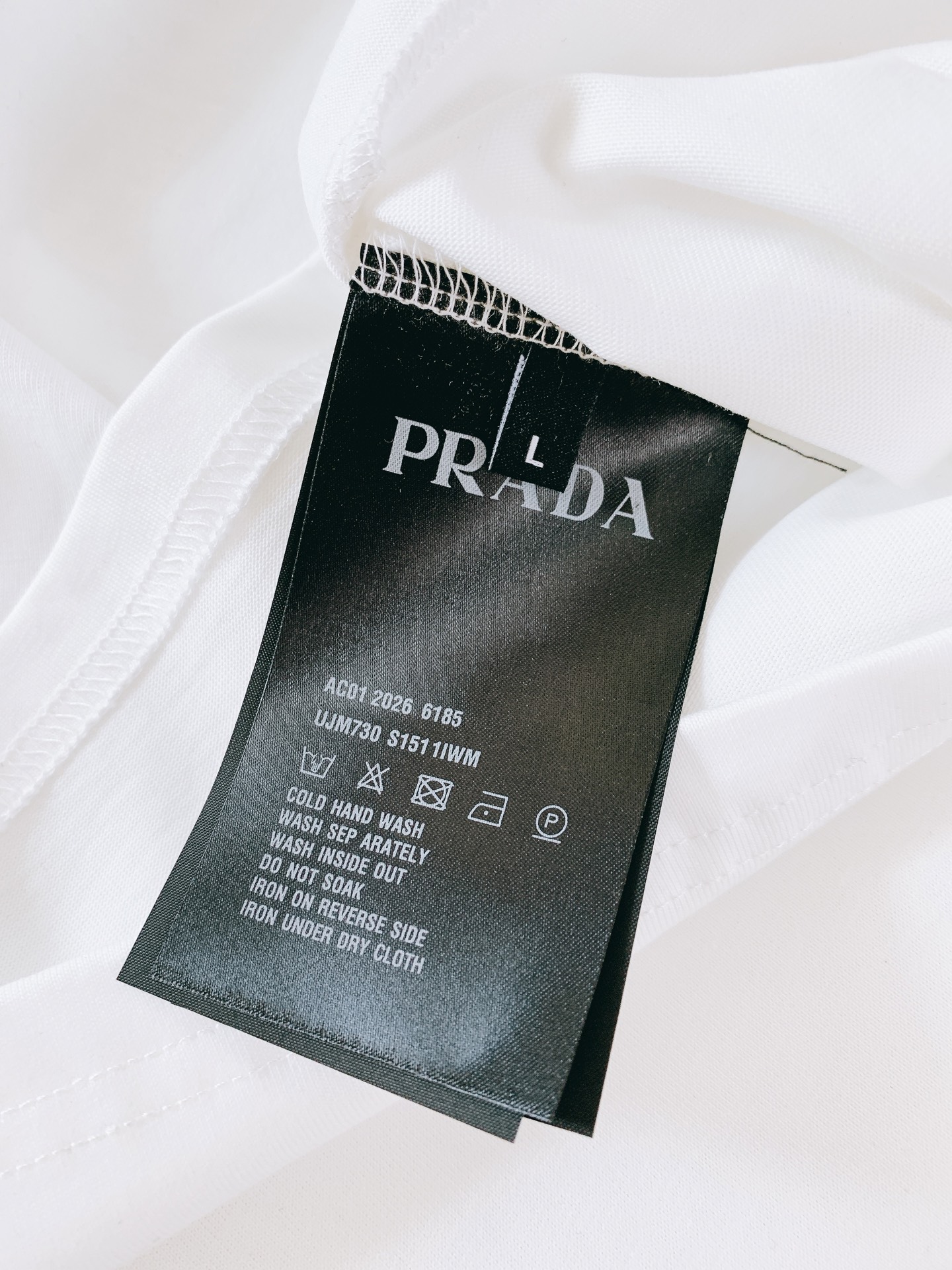 Prada 普拉达 2026SS春夏新品 基础字母标识短袖👕甄选液氨工艺高支双股精梳棉打造，面料厚实顺滑