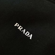 Prada 普拉达 2026SS春夏新品 基础字母标识短袖👕甄选液氨工艺高支双股精梳棉打造,面料厚实顺滑 Prada 普拉达 2026SS春夏新品 基础字母标识短袖👕甄选液氨工艺高支双股精梳棉打造,面料厚实顺滑