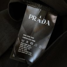 Prada 普拉达 2026SS春夏新品 基础字母标识短袖👕甄选液氨工艺高支双股精梳棉打造,面料厚实顺滑 Prada 普拉达 2026SS春夏新品 基础字母标识短袖👕甄选液氨工艺高支双股精梳棉打造,面料厚实顺滑
