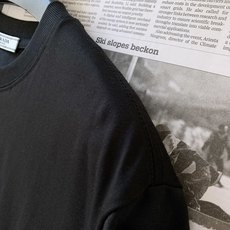 Prada 普拉达 2026SS春夏新品 基础字母标识短袖👕甄选液氨工艺高支双股精梳棉打造,面料厚实顺滑 Prada 普拉达 2026SS春夏新品 基础字母标识短袖👕甄选液氨工艺高支双股精梳棉打造,面料厚实顺滑
