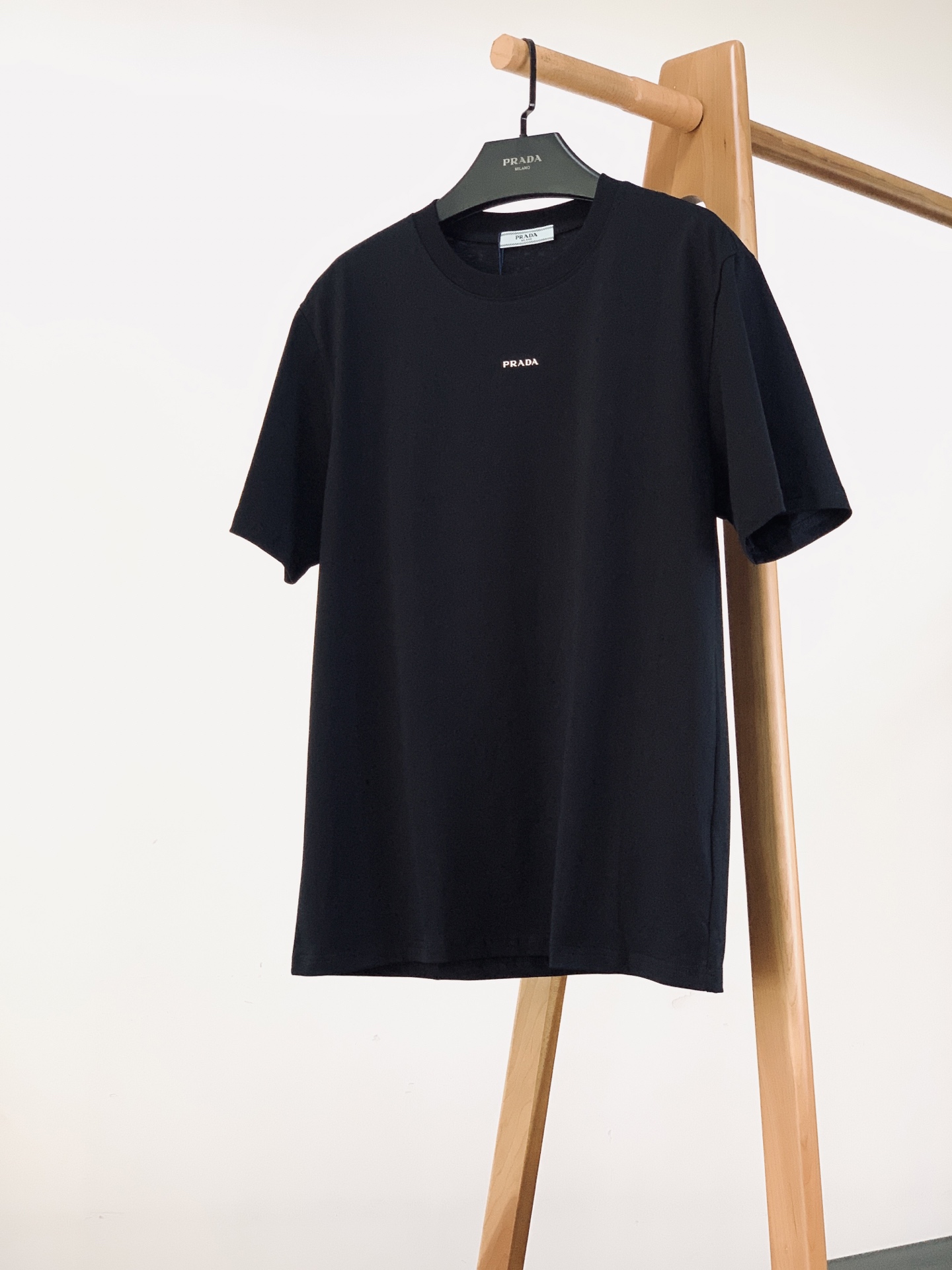 Prada 普拉达 2026SS春夏新品 基础字母标识短袖👕甄选液氨工艺高支双股精梳棉打造，面料厚实顺滑