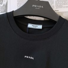 Prada 普拉达 2026SS春夏新品 基础字母标识短袖👕甄选液氨工艺高支双股精梳棉打造,面料厚实顺滑 Prada 普拉达 2026SS春夏新品 基础字母标识短袖👕甄选液氨工艺高支双股精梳棉打造,面料厚实顺滑