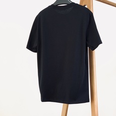 Prada 普拉达 2026SS春夏新品 基础字母标识短袖👕甄选液氨工艺高支双股精梳棉打造,面料厚实顺滑 Prada 普拉达 2026SS春夏新品 基础字母标识短袖👕甄选液氨工艺高支双股精梳棉打造,面料厚实顺滑
