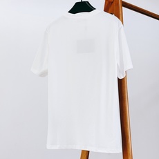 Prada 普拉达 2026SS春夏新品 复古1913盾徽短袖👕甄选液氨工艺高支双股精梳棉,面料厚实顺滑 Prada 普拉达 2026SS春夏新品 复古1913盾徽短袖👕甄选液氨工艺高支双股精梳棉,面料厚实顺滑