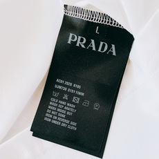 Prada 普拉达 2026SS春夏新品 复古1913盾徽短袖👕甄选液氨工艺高支双股精梳棉,面料厚实顺滑 Prada 普拉达 2026SS春夏新品 复古1913盾徽短袖👕甄选液氨工艺高支双股精梳棉,面料厚实顺滑