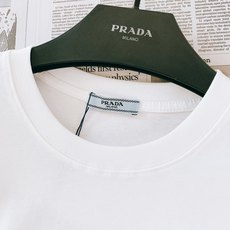 Prada 普拉达 2026SS春夏新品 复古1913盾徽短袖👕甄选液氨工艺高支双股精梳棉,面料厚实顺滑 Prada 普拉达 2026SS春夏新品 复古1913盾徽短袖👕甄选液氨工艺高支双股精梳棉,面料厚实顺滑