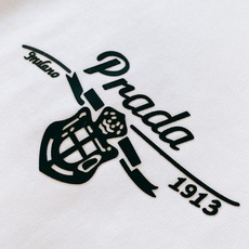 Prada 普拉达 2026SS春夏新品 复古1913盾徽短袖👕甄选液氨工艺高支双股精梳棉,面料厚实顺滑 Prada 普拉达 2026SS春夏新品 复古1913盾徽短袖👕甄选液氨工艺高支双股精梳棉,面料厚实顺滑