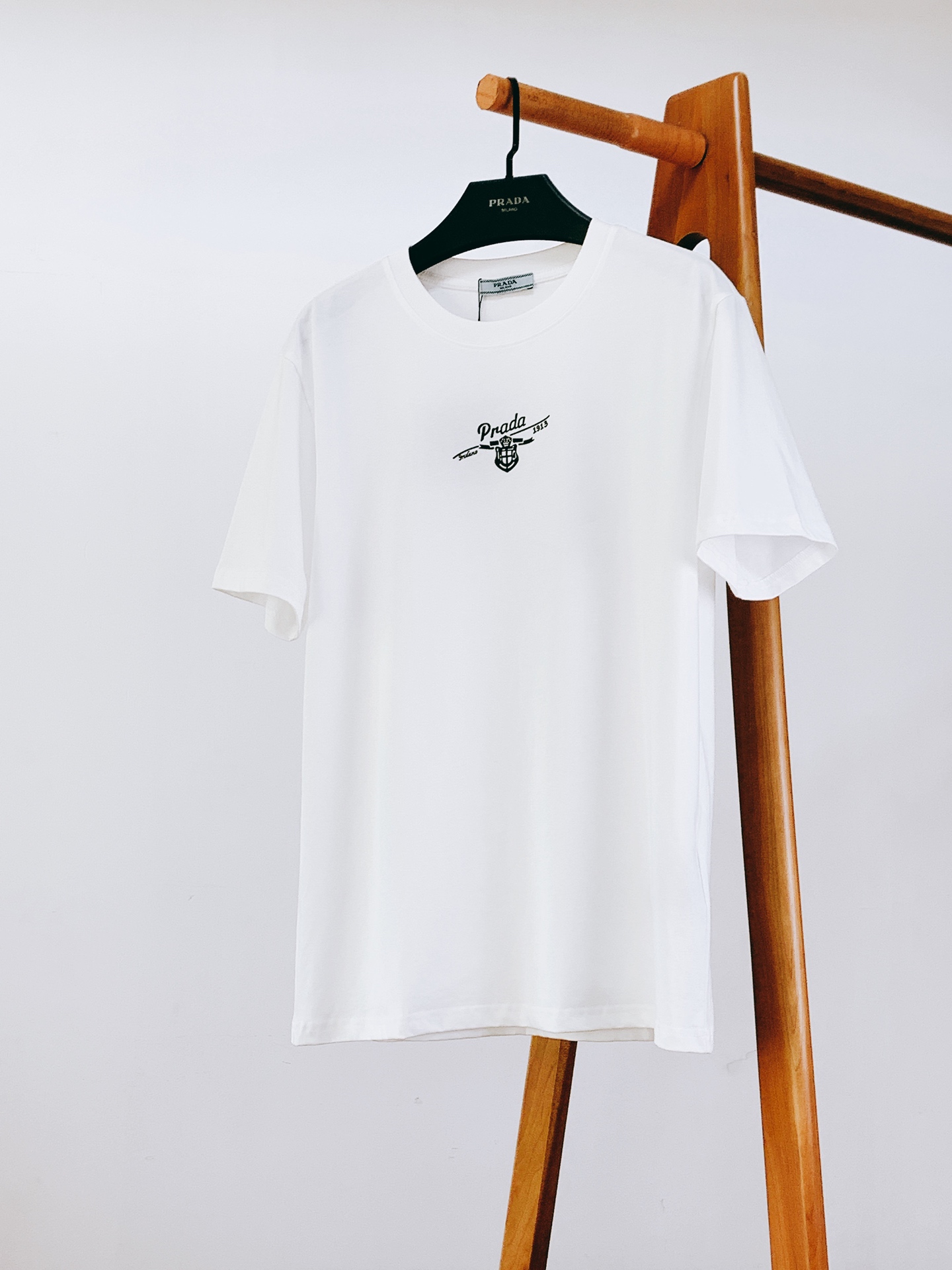 Prada 普拉达 2026SS春夏新品 复古1913盾徽短袖👕甄选液氨工艺高支双股精梳棉，面料厚实顺滑